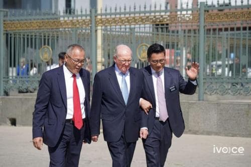 АНУ-д 500 гаруй Монгол залуусыг дээд боловсрол эзэмшихэд ивээн тэтгэсэн эрхэм Монгол Улсад айлчилж байна