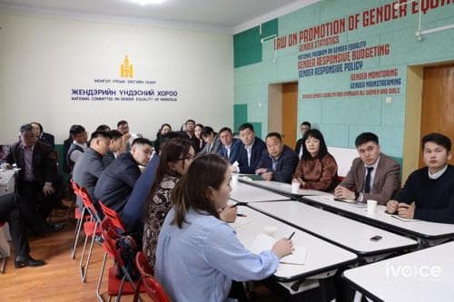 Жендерт суурилсан хүчирхийлэлийг таслах зогсооход хөвгүүд, эрэгтэйчүүдийг татан оролцуулахаар сургагч багш бэлтгэж эхэллээ