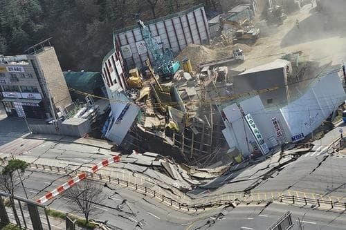 Солонгост метроны байгууламж нурж, нэг хүн сураггүй болжээ