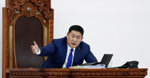 Reuters:Авлигын асуудлаас болж огцорсон Л.Оюун-Эрдэнэ жагсаалыг улс төрийн тоглоом гэв