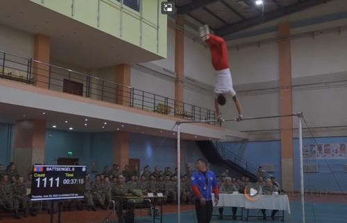 С.Батцэнгэл турник дээр тасралтгүй 1,111 удаа эргэж, Гиннессийн рекорд тогтоожээ