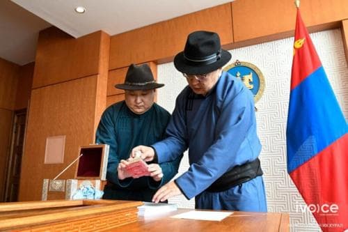 Монгол Улсын хуулийн уг эх дээр Төрийн тамга дарлаа