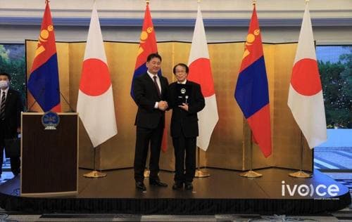 Япон улсын найман иргэнд "Алтан гадас" одон хүртээлээ