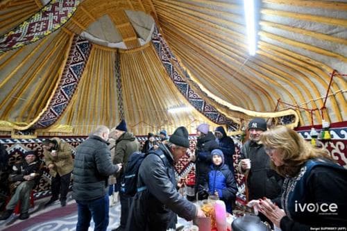 Украины Буча хотод барьсан гэртээ казахууд иргэдийг дулаацуулж, дайлж эхэлжээ