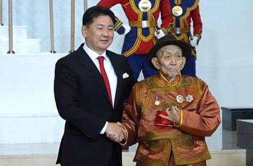 Монгол Улсын анхны геофизик инженер М.Сүрэнхорлоод гавьяат ажилтан цол олголоо