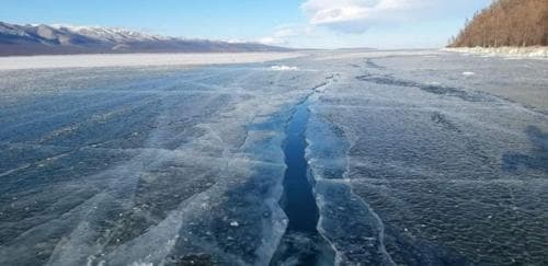 Хөвсгөл нуурын мөс цөмөрч суудлын автомашин живжээ