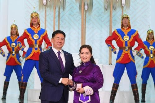 Ерөнхийлөгч У.Хүрэлсүх ээжүүдэд Алдарт эхийн одон гардууллаа