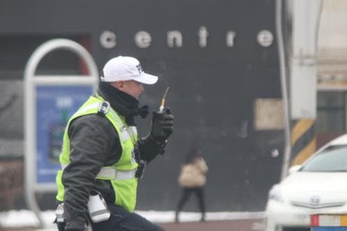 Хүүхдүүд зам гарч явсан эрэгтэйг автомашинаараа мөргөж, амийг нь хөнөөгөөд зугтжээ