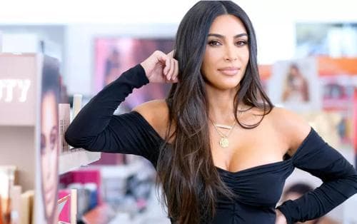 Афганистаны хөлбөмбөгчин охидыг аврах нислэгийг Ким Кардашиан ивээн тэтгэжээ