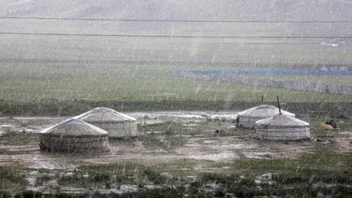 Шөнө орсон борооны улмаас Хөвсгөл аймагт үер бууж, айлын гэр урсжээ