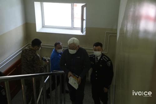 Э.Бат-Үүлийг хорих 409-р ангиас авчруулж, шүүх хуралд биечлэн оролцуулж байна