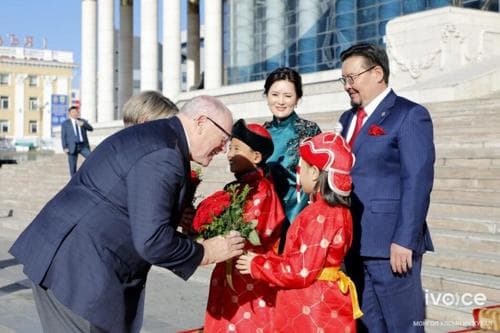 УИХ-ын дарга Г.Занданшатар Канад Улсын Парламентын Сенатын танхимын дарга Жорж Ж.Фюри-г угтан авлаа