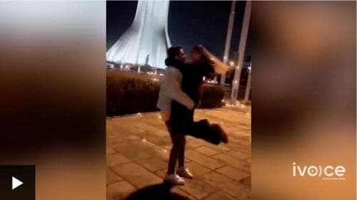 Иранд гудамжинд бүжиглэсэн хосод арван жилийн хорих ял оноожээ