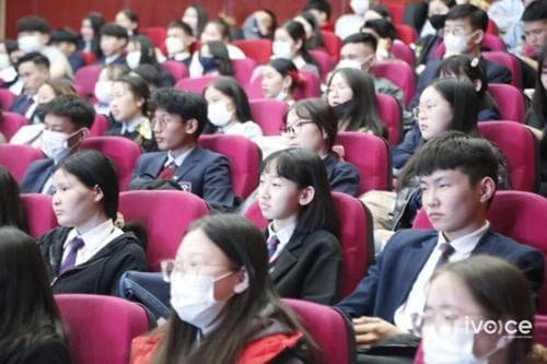 "Ирээдүйн эзэд" ахлах ангийн сурагчдад зориулсан мэргэжил сонголтын лекц Дундговь, Говьсүмбэр аймгуудад боллоо