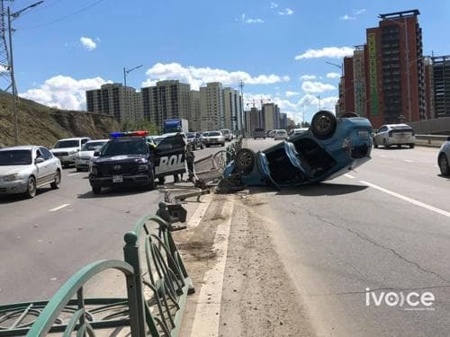 Гар утсаа ашиглаж байхдаа хашлага мөргөж, осолджээ